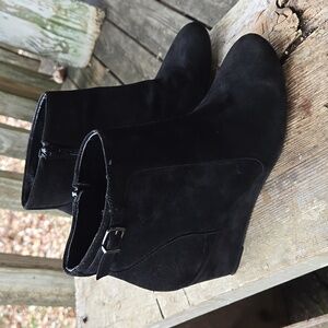 ANTONIO MELANI Classic Black Suede Ankle Booties. Size 8M. Gorgeous!